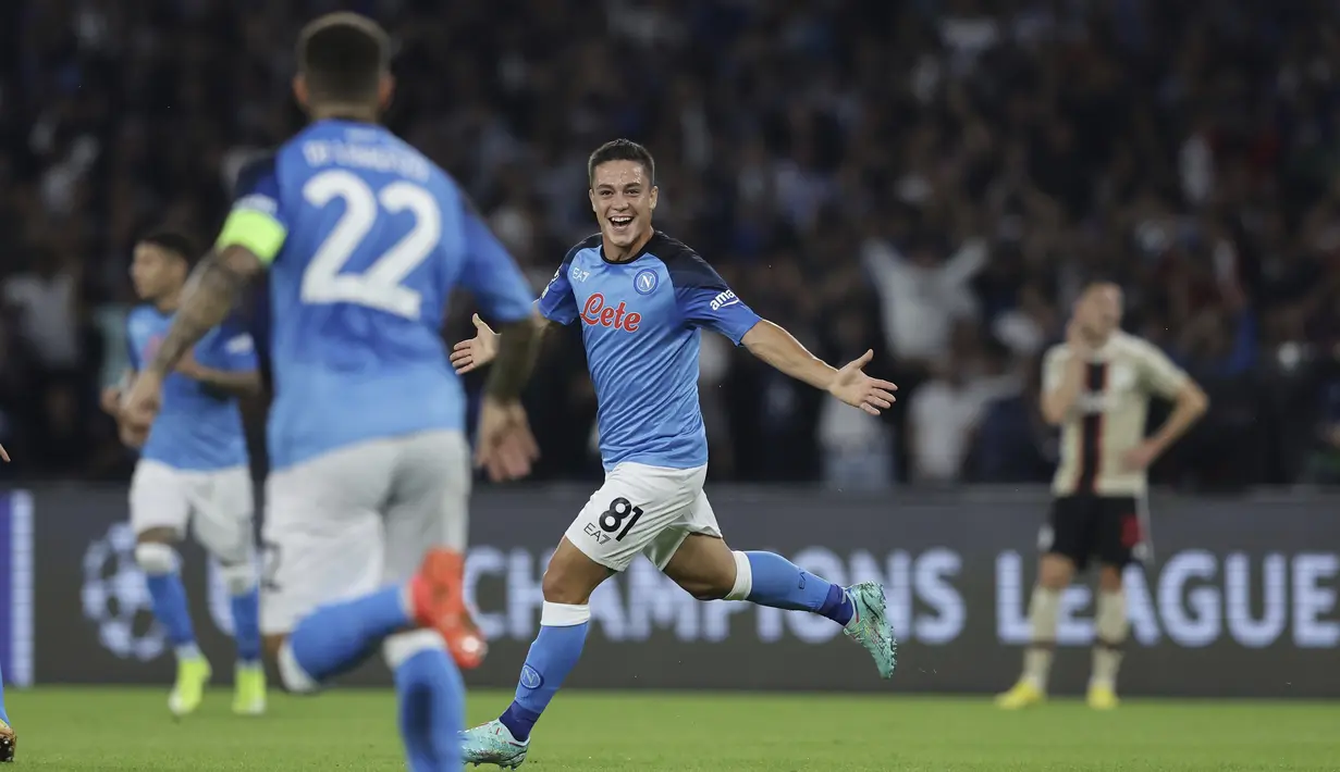 Penyerang Napoli, Giacomo Raspadori berselebrasi usai mencetak gol ke gawang Ajax pada pertandingan lanjutan grup A Liga Champions di stadion Diego Armando Maradona di Naples, Italia, Rabu, 12 Oktober 2022. Napoli menang telak atas Ajax 4-2. (Alessandro Garofalo/LaPresse via AP)