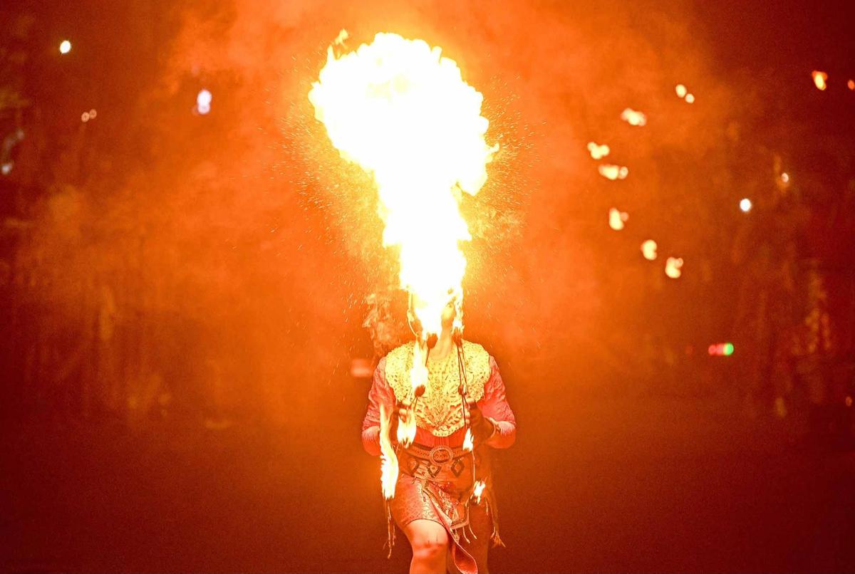 FOTO: Surabaya Vaganza 2026 Hadirkan Parade Lampu  dan Atraksi Penari Api