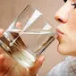 Minum air mineral di pagi hari ternyata bukan hanya untuk meluruhkan lemak dalam badan. | via: lifehack.org