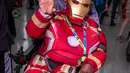 Seorang cosplayer mengenakan kostum Iron Man berpose saat menghadiri New York Comic Con 2019 di Jacob K. Javits Convention Center, Kamis (3/10/2019). Comic Con menjadi salah satu gelaran acara yang paling dinanti para pecinta komik maupun film. (Charles Sykes/Invision/AP)