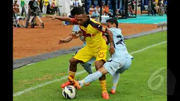 Penyerang Sriwijaya FC, Titus Bonai berusaha melewati dua pemain Persela saat laga SCM Cup 2015 di Stadion Jakabaring, Palembang, Minggu (25/1/2015) Sriwijaya menang 2-1 atas Persela. (Liputan6.com/Johan Tallo)