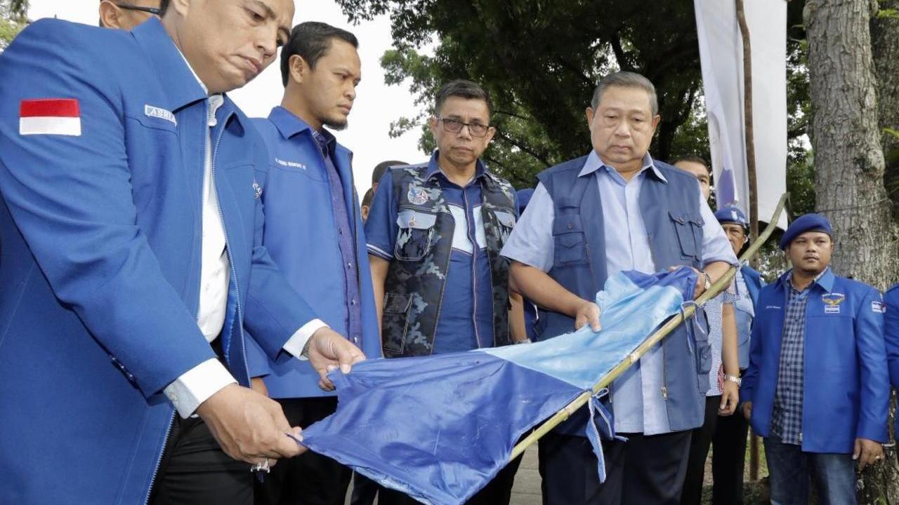 SBY saat melihat baliho dan atribut Partai Demokrat yang dirusak