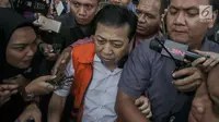 Tersangka kasus korupsi e-KTP Setya Novanto dikerumuni awak media untuk dimintai keterangan usai menjalani pemeriksaan di Gedung KPK, Jakarta, Kamis (30/11). Usai menjalani pemeriksaan, Setnov memilih bungkam kepada awak media.(Liputan6.com/Faizal Fanani)