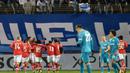 Para pemain Benfica, merayakan kemenangan atas tuan rumah FC Zenit pada leg kedua 16 besar Liga Champions di Stadion Petrovsky, St. Petersburg, Kamis (10/3/2016) dini hari WIB.  (AFP/Kirill Kudryavtsev)