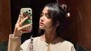Mirror selfie Fuji yang tampil manis dan sederhana. Ia tampak mengenakan tank top hitam dengan outer cokelat berkancing emas dan kantong yang mempermanis penampilannya. [Foto: Instagram/fuji_an]