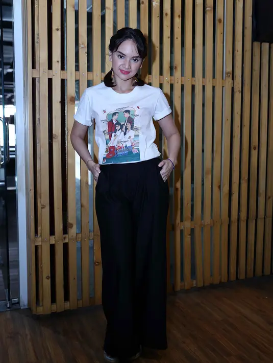 Dalam film itu, ia menjadi anak cupu, paling cuek, sederhana, simpel tidak pernah dandan, dan kutu buku. Mengenai cowok, ia merasa tidak pede. Tantangan dari sahabatnya bisa mengubah dirinya. (Nurwahyunan/Bintang.com)