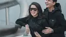 Serasa dunia milik berdua, Andhika Pratama tak ragu merangkul dan memegang tangan sang istri. Berpose layaknya foto prewedding [@ussypratama]