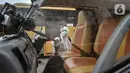Petugas Kebersihan Bus (PKB) menyemprotkan disinfektan pada bus sekolah di Pool Unit Pelayanan Angkutan Sekolah (UPAS) DKI Jakarta, Kramat Jati, Selasa (5/1/2021). Sterilisasi bus sekolah rutin dilakukan usai digunakan mengangkut pasien terpapar Covid-19 ke RS rujukan. (merdeka.com/Iqbal Nugroho)