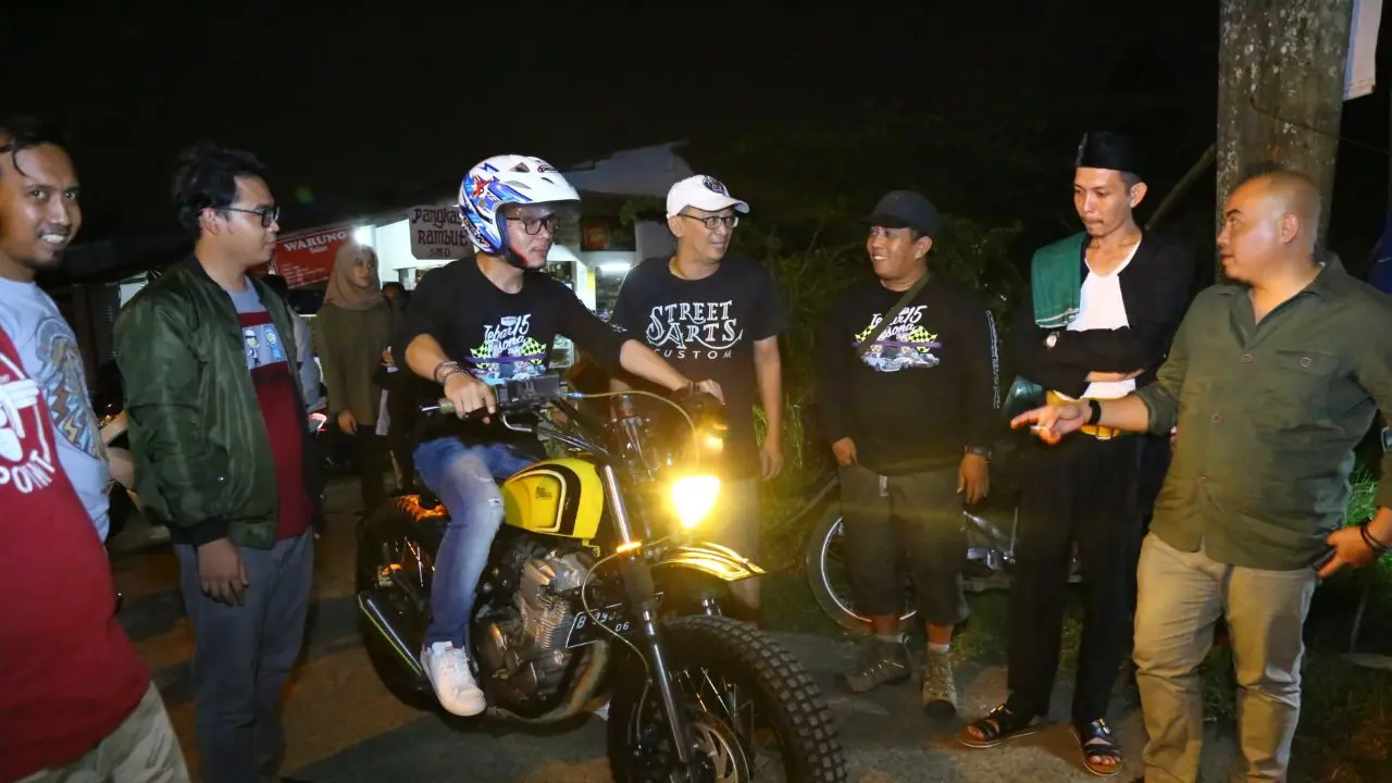 Menteri Hanif saat menjajal motor custom buatan Street Arts Custom