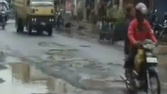 [VIDEO] Banjir di Karawang dan Bandung `Berbuah` Jalan Rusak