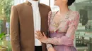 Pesona ningrat saat ia dan keluarganya mengenakan kebaya dan beskap. [Foto: Instagram/maudyayunda]