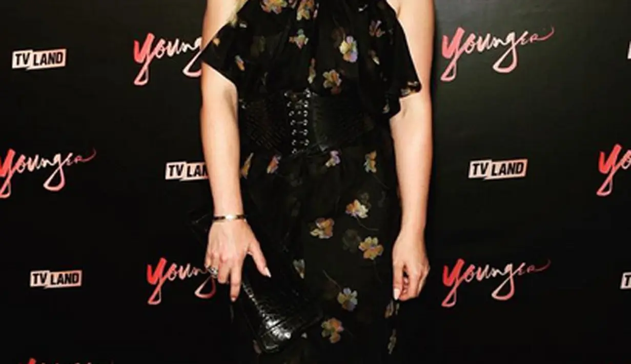 Melansir Metro.us, Sabtu (5/8/2017), Hilary angkat bicara ketika berbagai komentar datang menghujat dirinya. Lewat akun Ig, ia mengunggah sebuah foto tampak belakang yang memperlihatkannya sedang menggendong anak. (Instagram/Hilaryduff)