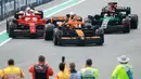 Pembalap McLaren, Lando Norris bersama Oscar Piastri menyapa para penonton disusul pembalap Ferrari, Charles Leclerc dan Lewis Hamilton (kiri) serta pembalap Mercedes, George Russell dan Kimi Antonelli saat melakukan parede mobil lego sebelum balapan Formula 1 GP Miami 2025 yang berlangsung di Sirkuit Autodromo, Miami, Florida, Minggu (04/05/2025) waktu setempat. (AFP/Hector Vivas)