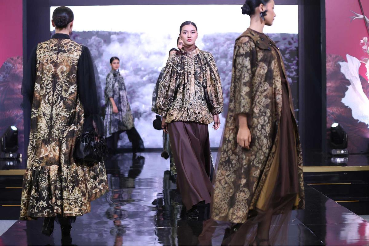 FOTO: Parade Wastra Nusantara 2025,  Keanggunan Kain Tradisi Menyapa Keseharian