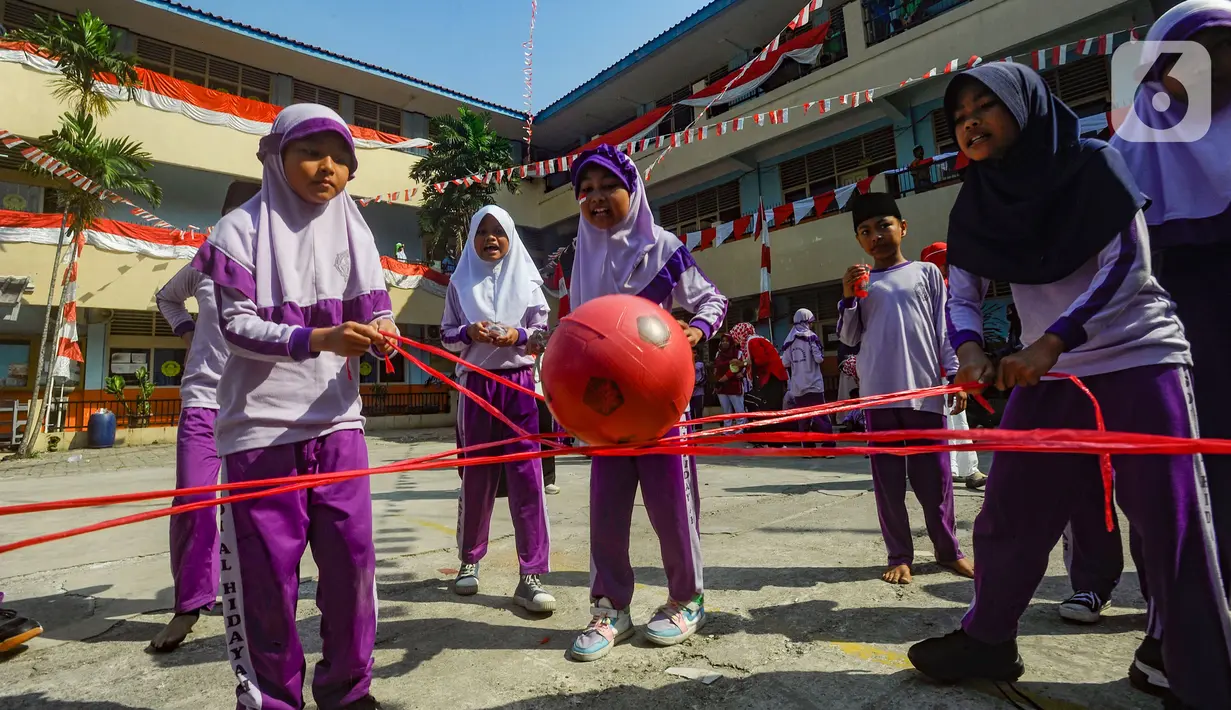 Sejumlah siswa mengikuti lomba membawa bola dengan menggunakan tali saat memeriahkan HUT ke-79 RI di SDI Al Hidayah, Cinere, Depok, Kamis (154/8/2024). (merdeka.com/Arie Basuki)