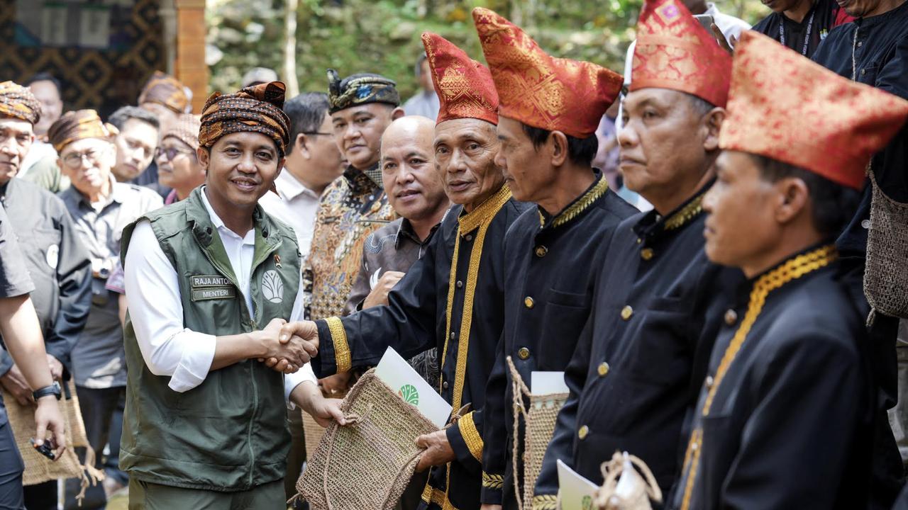Menhut Serahkan SK Hutan Adat, Konflik Puluhan Tahun Diharapkan Berakhir