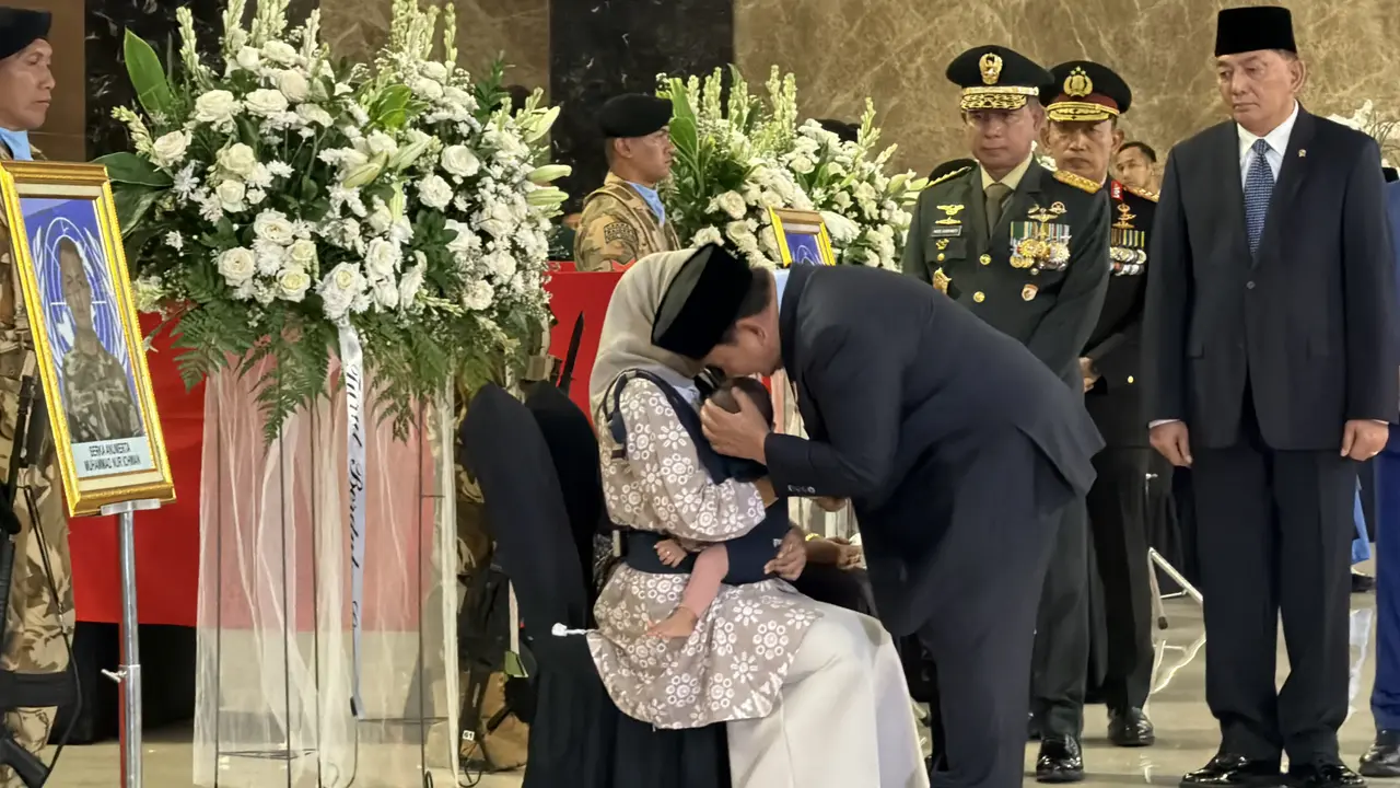 Prabowo Cium Kepala Anak Prajurit TNI