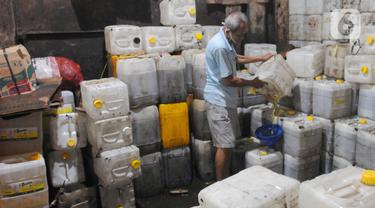 Antre Membeli Minyak Goreng Curah di Bogor