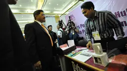 Ketua Mahkamah Agung, Hatta Ali saat mengunjungi salah satu stand exhibition di pameran 'kampung hukum' 'kampung hukum' yang bertajuk akses perlindungan hukum terhadap perempuan dan anak di JCC, Selasa (17/3/2015). (Liputan6.com/Faizal Fanani)