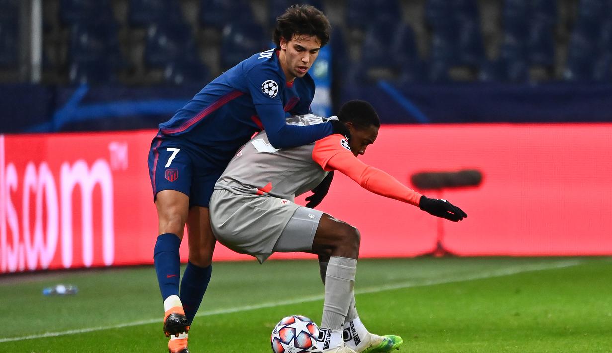 Gelandang Atletico Madrid, Joao Felix, berebut bola dengan gelandang RB Salzburg, Enock Mwepu, pada laga lanjutan Grup A Liga Champions di Red Bull Arena, Kamis (10/12/2020) dini hari WIB. Atletico Madrid menang 2-0 atas RB Salzburg. (AFP/Joe Klamar)