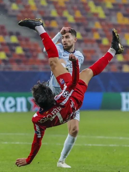 Penyerang Atletico Madrid, Joao Felix melakukan tendangan overhead saat melawan Chelsea pada leg pertama babak 16 besar Liga Champions 2020/2021 di Arena Nationala, Bucharest, Rabu (24/2/2021) dini hari WIB.  Chelsea sukses menumbangkan Atletico Madrid dengan skor tipis 1-0. (AP Photo/Vadim Ghirda)