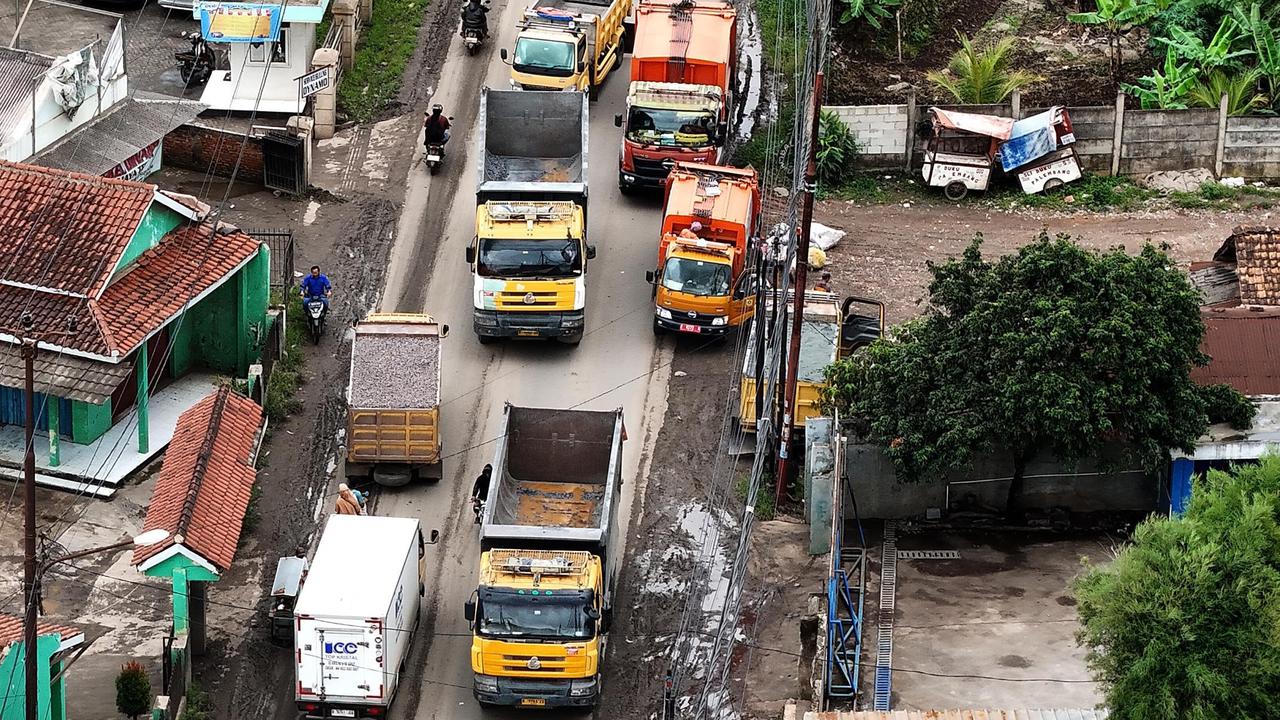Antrean truk tambang di Parung Panjang