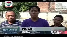 Seekor ular piton berukuran besar meneror warga Kelurahan Kingking, Kecamatan Tuban Kota, Kabupaten Tuban, Jawa Timur, Minggu pagi tadi (15/12/2019). Tak hanya meresahkan, ular tersebut juga memangsa hewan ternak unggas, namun saat akan ditangkap ula...