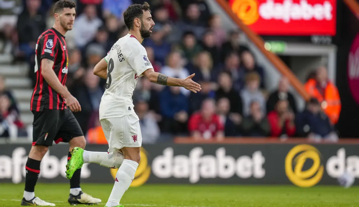 Selebrasi gelandang Manchester United, Bruno Fernandes setelah mencetak gol penyeimbang 1-1 ke gawang Bournemouth melalui eksekusi penalti pada laga pekan ke-33 Premier League 2023/2024 di Vitality Stadium, Bournemouth, Sabtu (13/4/2024). (AP Photo/Kirsty Wigglesworth)