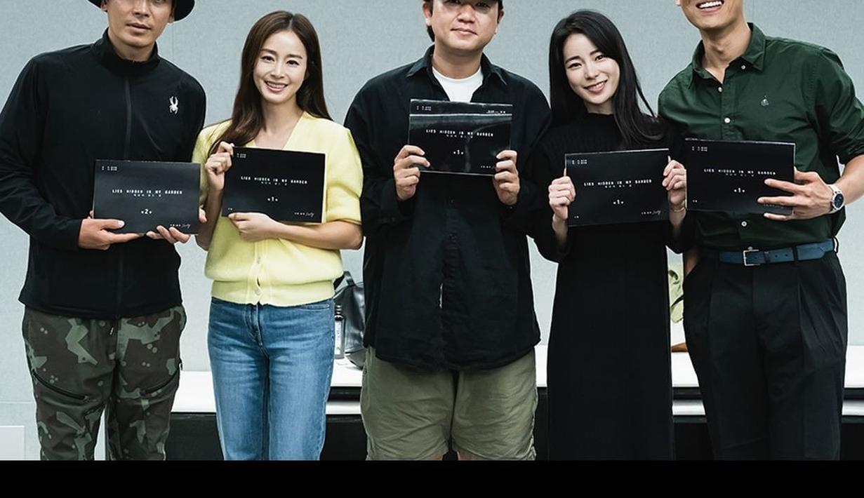 Reading naskah Lies Hidden in My Garden. (Instagram/ studiogenie_official)