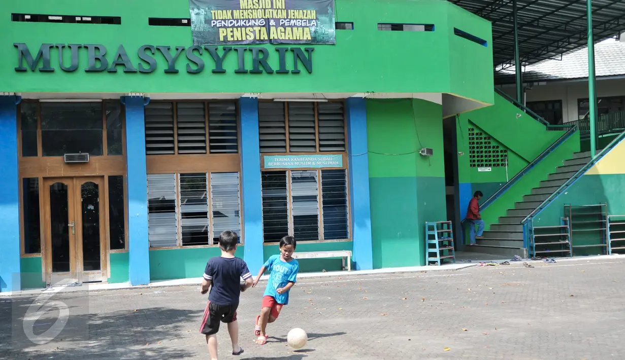Sejumlah anak bermain di halaman Masjid Masjid Mubasysyrin di Jalan Karbela Selatan, Setiabudi, Jakarta Selatan, Minggu (26/2). (Liputan6.com/Yoppy Renato)