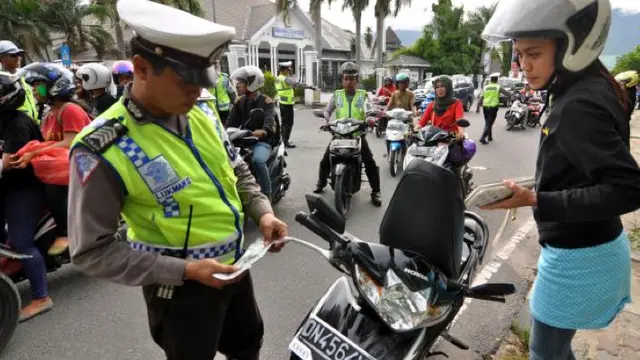 Rekaman video polisi memarahi sopir bus Transjakarta yang beredar luas berbuntut kebijakan baru di jajaran Direktorat Lalu Lintas Polda Metro Jaya. Kepolisian akan mulai merekam aksi warga yang melanggar peraturan lalu lintas.