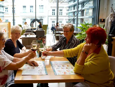 Orang-orang bersulang di sebuah restoran di Praha, Republik Ceko (25/5/2020). Republik Ceko pada Senin (25/5) mencabut lebih banyak pembatasan, termasuk pembatasan operasional hotel, kolam renang, kastel dan chateau, serta area dalam ruangan di restoran. (Xinhua/Dana Kesnerova)