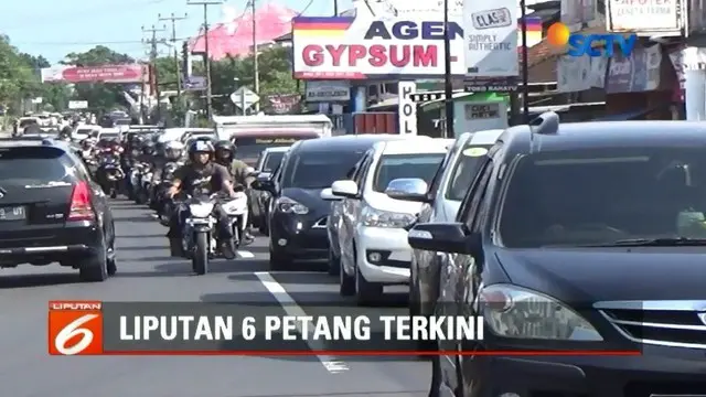 Arus lalu lintas di Simpang Tiga Sindangkasih, Ciamis, mulai padat. Akibatnya polisi berlakukan sistem buka tutup jalan.