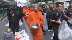 Raja Bhumibol meninggal satu tahun yang lalu. Warga Thailand, menggunakan baju berwarna hitam sebagai pengbormatan terakhir.