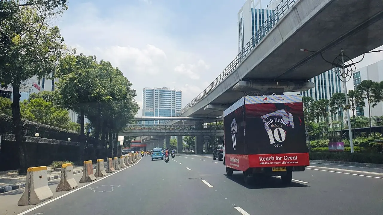 Mobile LED berisi pesan Jadi Hebat dalam 10 Detik yang melintas di Jalan H. R. Rasuna Said, Kuningan, Jakarta Selatan. (Dok Great Eastern)