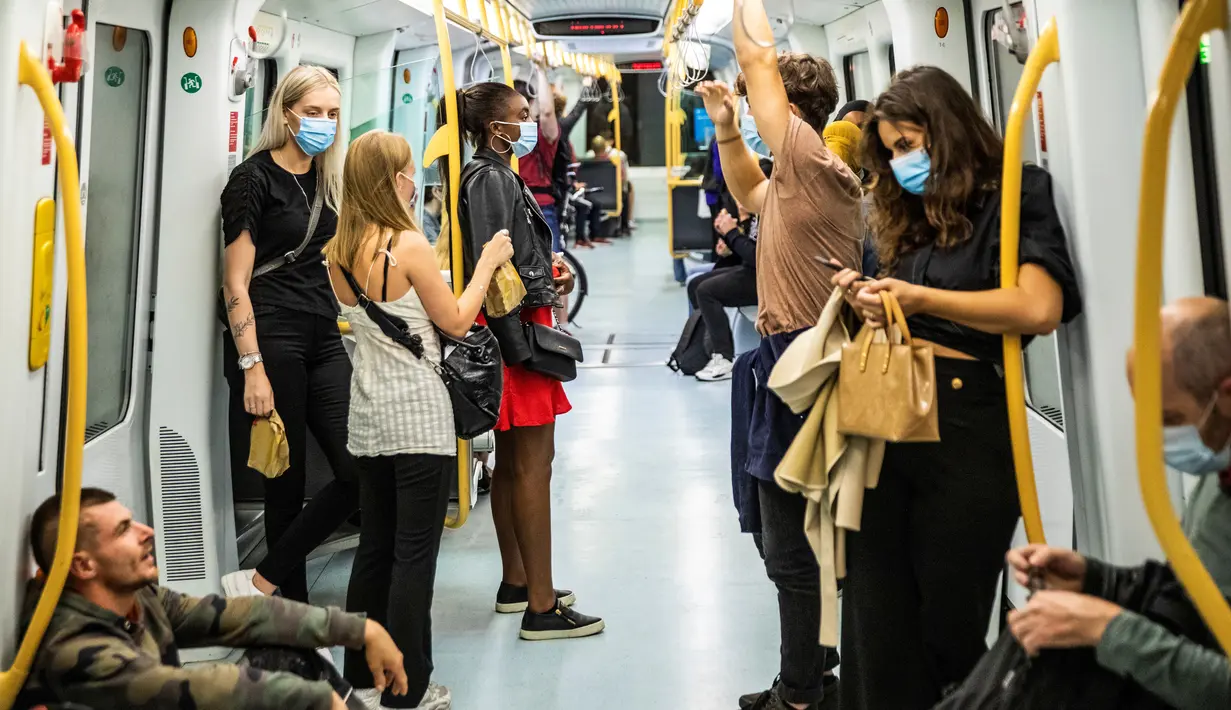 Orang-orang memakai masker di kereta metro di Kopenhagen pada Sabtu (22/8/2020) dini hari. Pemerintah Denmark telah mewajibkan pemakaian masker atau penutup wajah di transportasi umum untuk mencegah penyebaran Covid-19 mulai Sabtu (22/8) ini.  (Olafur STEINAR GESTSSON/Ritzau Scanpix/AFP)