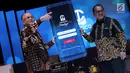 Chairman MIS Group Tedy Agustiansjah menyerahkan "mock up" kepada Sekretaris Kementerian Koperasi dan UKM Meliadi Sembiring saat Penganugrahan Lomba Foto Praja 2018 sekaligus peluncuran Pracico Privilege, Jakarta, Jumat (16/11). (Liputan6.com/Johan Tallo)