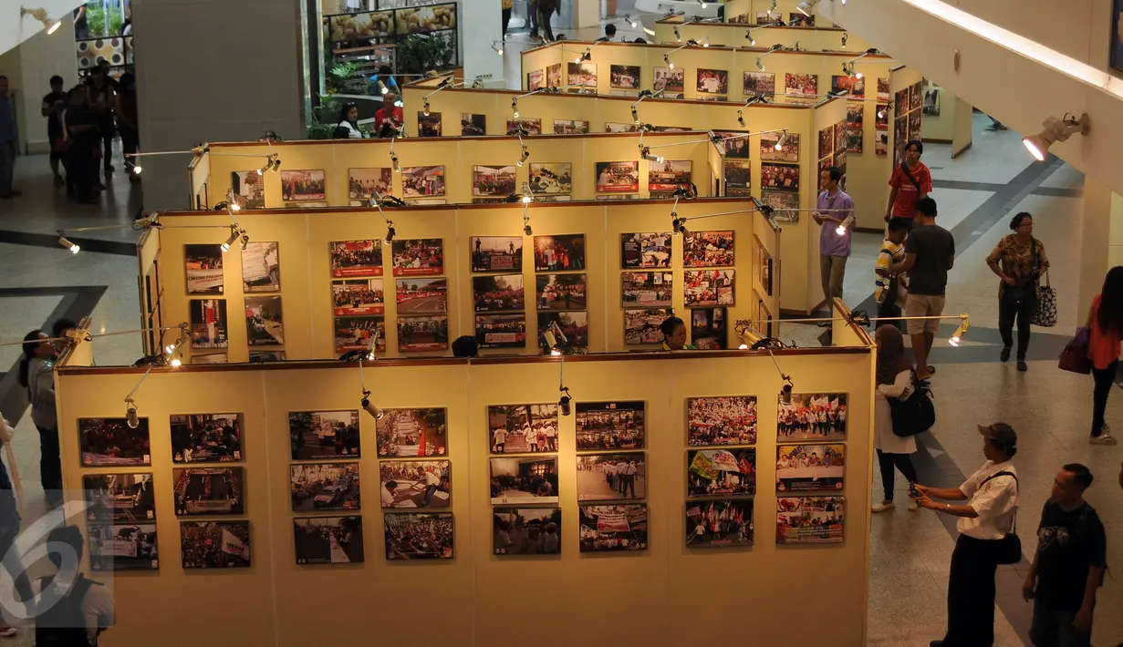 Suasana pameran koleksi foto relawan Jokowi di Plaza Atrium Senen, Jakarta, Sabtu (23/4/2016). Hingga 29 April mendatang, Relawan Jokowi menggelar pameran foto dukungan dan diskusi. (Liputan6.com/Helmi Fithriansyah)