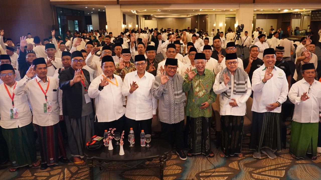 Acungkan Salam 3 Jari, Eks Gubernur Jakarta Hadiri Dukungan Ulama dan Santri Jakarta untuk Pramono-Rano