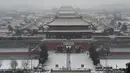 Pemandangan umum menunjukkan Kota Terlarang di Beijing pada hari bersalju di Taman Jingshan pada 20 Januari 2022. Ibu Kota China diselimuti salju pada Kamis, saat hitungan mundur menuju dua minggu Olimpiade Musim Dingin Beijing 2022 dimulai. (Jade Gao / AFP)