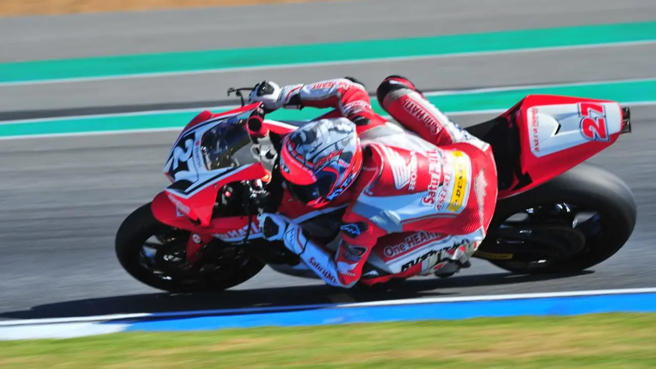 Pembalap Astra Honda Racing Team (AHRT), Andi Gilang Andi Farid Idzihar.