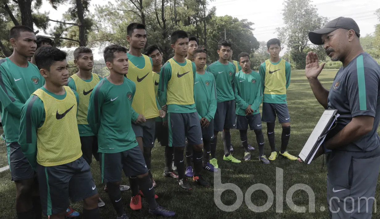 Pelatih Timnas Indonesia U-16, Fachri Husaini, memberikan arahan kepada anak asuhnya. Timnas U-16 ini dipersiapkan oleh PSSI untuk mengikuti ajang Piala AFF U-15 pada 9–22 Juli 2017 yang diselenggarakan di Thailand. (Bola.com/M Iqbal Ichsan)