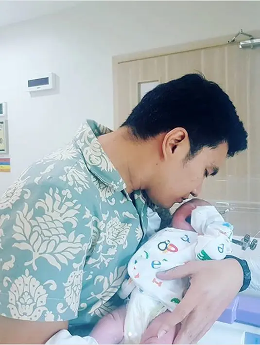 Kabar bahagia itu diunggah di akun Instagram Aldi Taher. Tiga foto dibagikan Aldi sambil mengendong anak keduanya. (Instagram/alditaher.official)