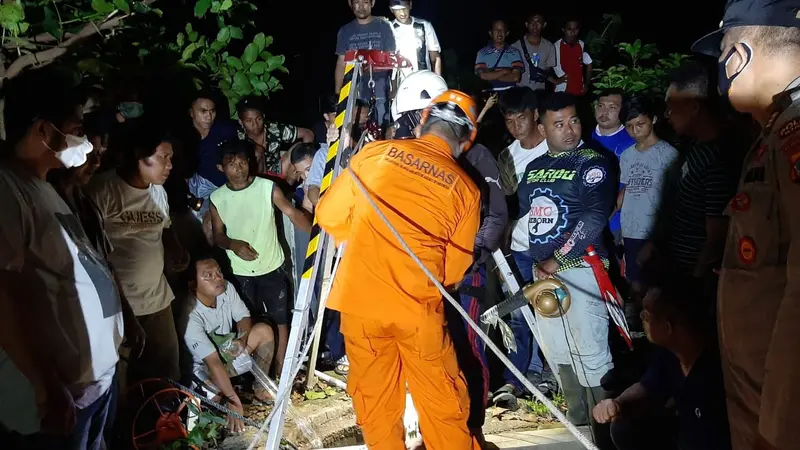 Basarnas Manado langsung menurunkan 1 tim rescue untuk memberikan bantuan dan membawa alat mountenering.