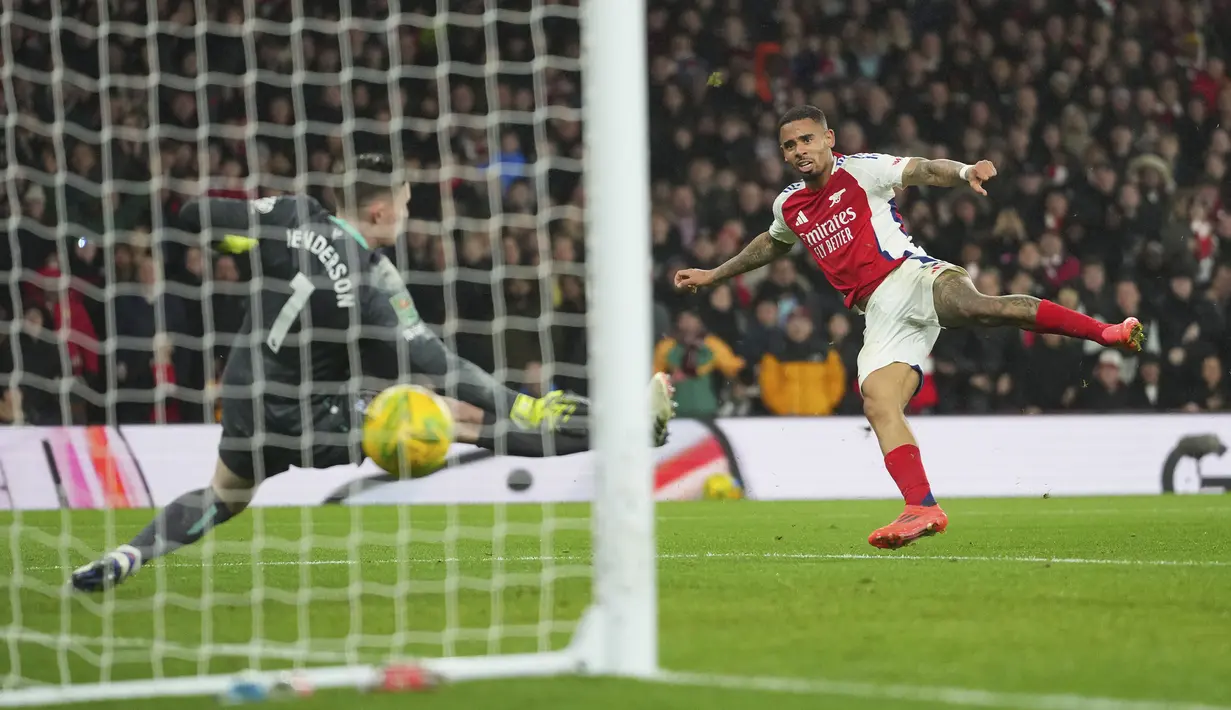 Pemain Arsenal, Gabriel Jesus mencetak gol kedua timnya ke gawang Crystal Palace pada laga perempat final Carabao Cup 2024/2025 yang berlangsung di Emirates Stadium, London, Inggris, Kamis (19/12/2024) WIB. (AP Photo/Kirsty Wigglesworth)