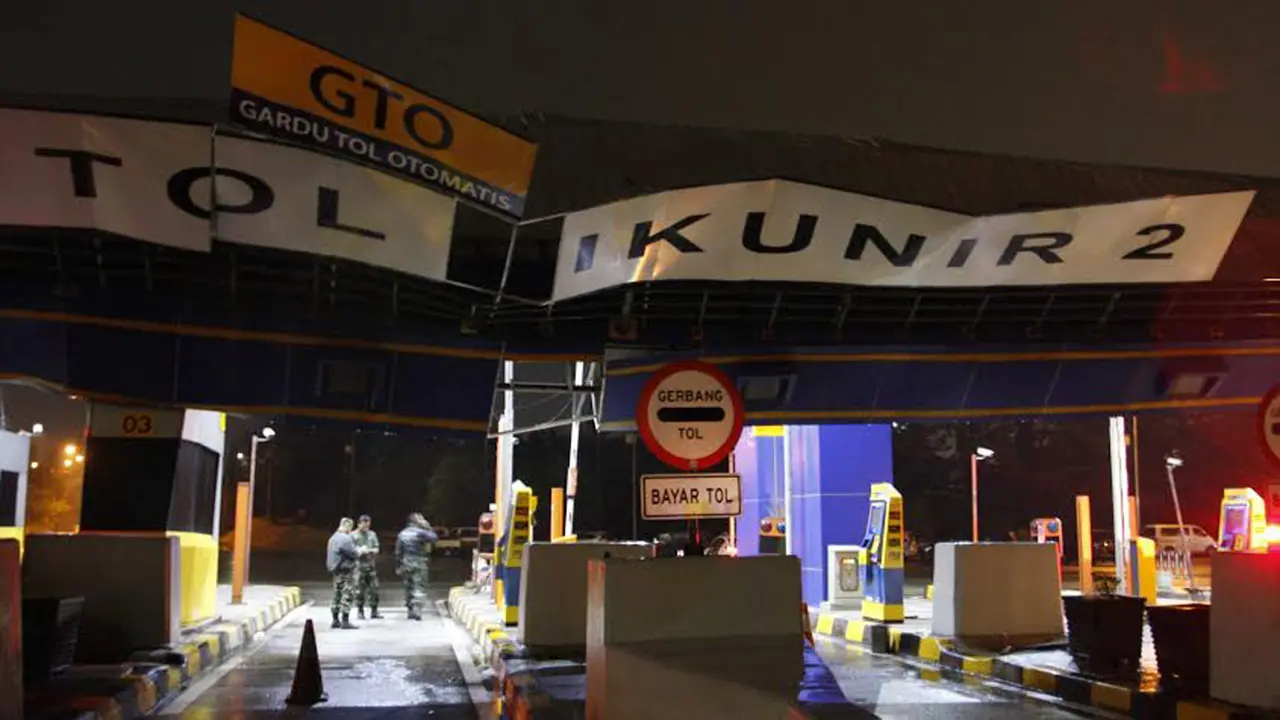 Atap Gerbang Tol Cikunir II roboh