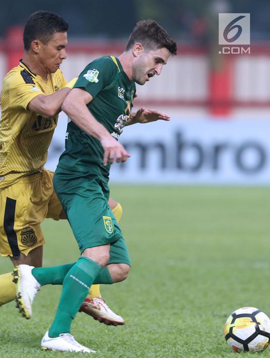 Pemain Bhayangkara FC, Alsan Sanda (kiri) berebut dengan pemain Persebaya, Robertino Pugliara pada lanjutan Go-Jek Liga 1 Indonesia bersama Bukalapak di Lapangan PTIK, Jakarta, Rabu (11/7). Laga berakhir imbang. (Liputan6.com/Helmi Fthriansyah)