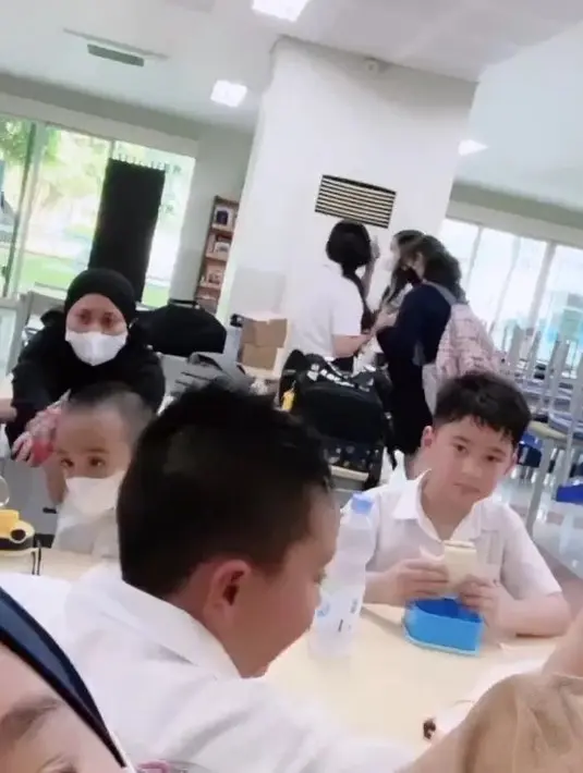 Begini penampakan Raffi Ahmad tengah asyik menyantap makanan bersama teman-teman (Foto: Instagram/@chevirgo)