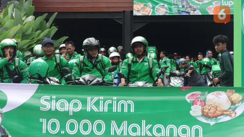 Driver ojek online di Jakarta membagikan makanan untuk gerakan 'Jangan Lupa Makan'. (dok. Liputan6.com/Adhita Diansyavira)
