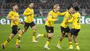 Para pemain Borussia Dortmund merayakan gol yang dicetak oleh Jadon Sancho ke gawang PSV Eindhoven pada laga leg kedua babak 16 besar Liga Champions di Stadion Signal Iduna Park, Rabu (13/3/2024). (AP Photo/Martin Meissner)